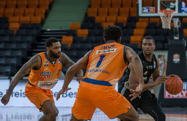 展现出西班 展现出西班